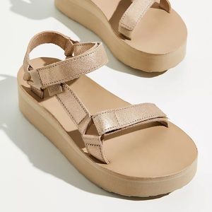 Teva Women's Flatform Universal Strappy Sandals size 7 gold new with tags